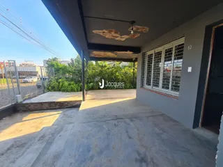 Vista da fachada com área externa coberta de concreto.