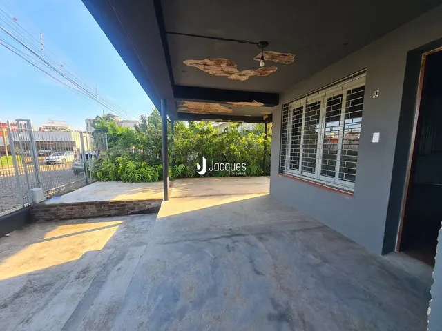 Vista da fachada com área externa coberta de concreto.