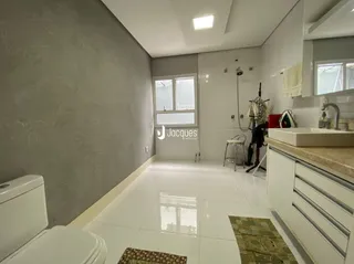 Foto de um banheiro com piso de cerâmica branca.