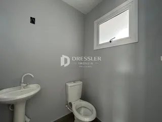 Foto de um banheiro interno com pia e vaso sanitário.