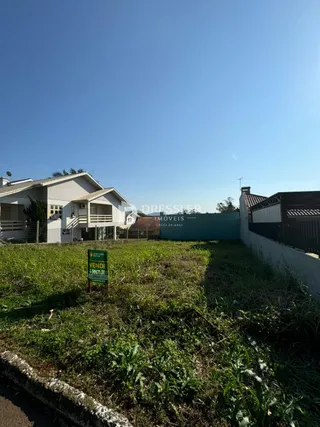 Vista externa de uma propriedade com gramado em primeiro plano.