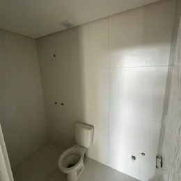 Foto de um banheiro interno simples com azulejos brancos.