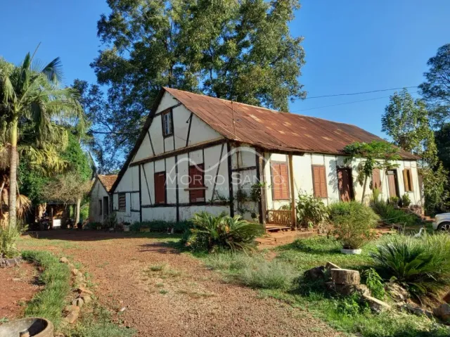 Fachada de uma casa rústica com telhado de telha em Lajeado, Brasil.