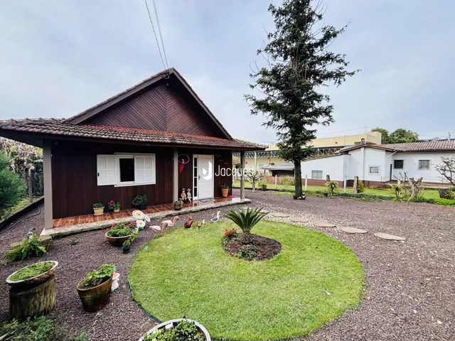 Fachada de uma casa em Lajeado, Brasil, com jardim e gramado.