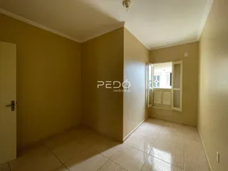 Hall de entrada com piso de cerâmica claro e paredes em tom bege.