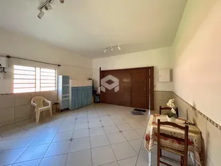 Ambiente interno com piso de cerâmica e portas de madeira em uma residência.