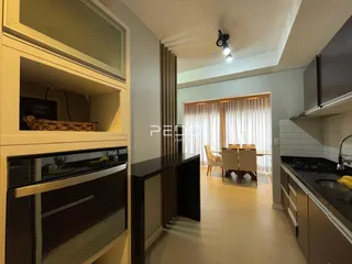 Ambiente moderno com área de estar e cozinha em Lajeado, Brasil.