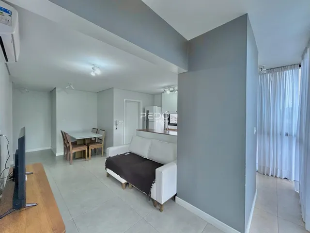 Sala de estar e jantar com piso de cerâmica.