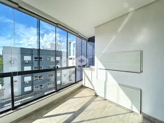 Vista de uma varanda com vista para edifícios em Lajeado, Brasil.