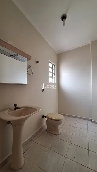 Foto de um banheiro com pia e vaso sanitário.