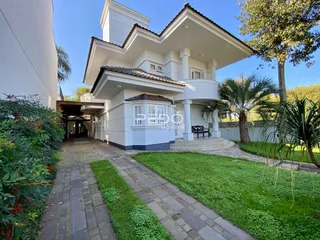Fachada de uma casa residencial em Lajeado, Brasil, com jardim frontal.