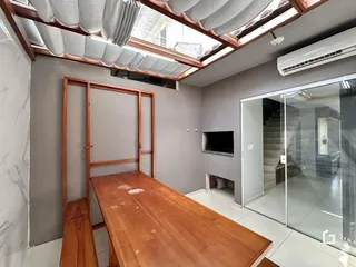 Quarto com teto de claraboia e piso de cerâmica.
