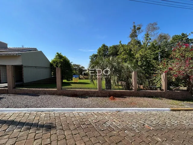 Vista externa de uma propriedade com cerca e jardim em Lajeado.