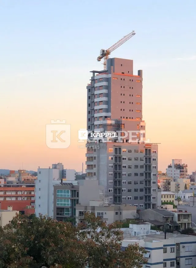 Vista externa de um edifício residencial alto em construção em Lajeado, Brasil.