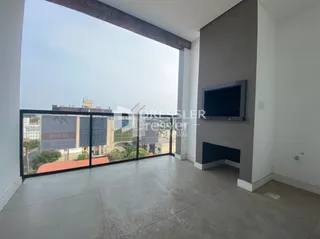 O interior da sala tem uma vista para o exterior.