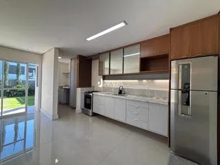 Cozinha moderna com armários e eletrodomésticos em um imóvel no Brasil.