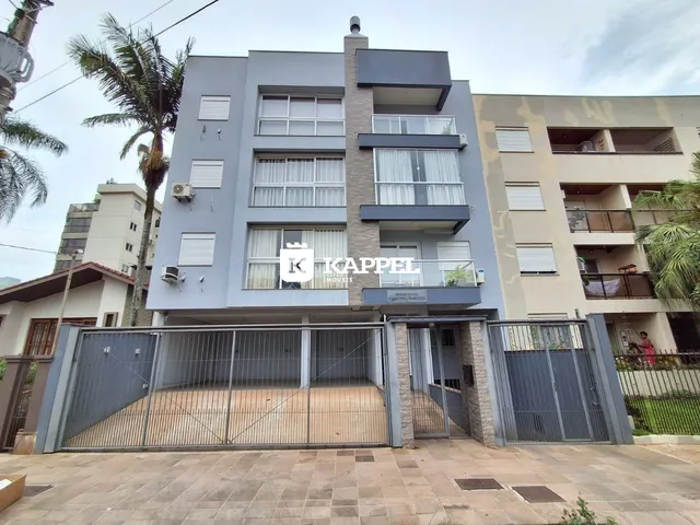 Fachada de um prédio residencial moderno com garagem em Lajeado, Brasil.