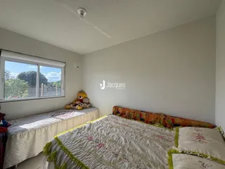 Quarto com cama e janela em um imóvel no Brasil.