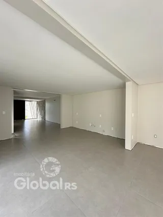 Vista de um corredor interno de imóvel com piso de concreto.