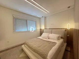 Quarto com cama e janela em um imóvel.