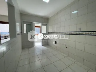 Foto de um corredor interno com piso e paredes de azulejo.