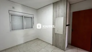 Foto interna de um cômodo com piso de cerâmica e janela.