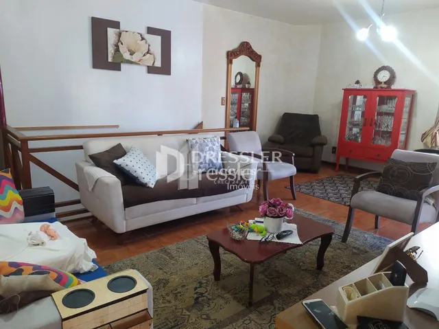 Sala de estar com sofá e móveis de madeira em uma residência.