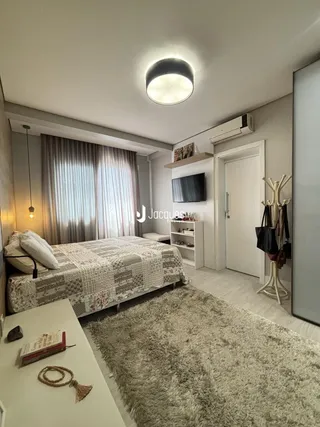 Quarto com cama, cortinas e decoração moderna.