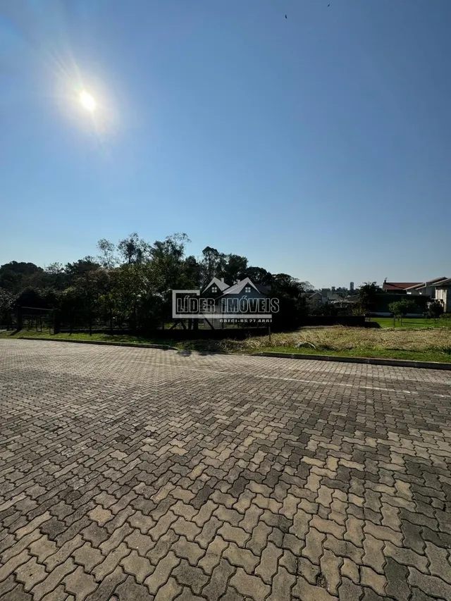 Vista da fachada de uma propriedade com pavimento de tijolos no exterior.