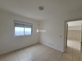 Sala de estar com piso de cerâmica e janela.