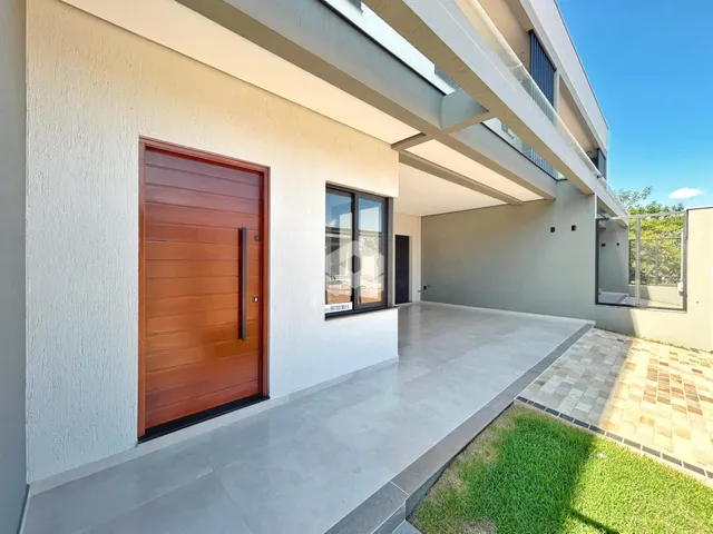A fachada de uma residência em Lajeado, Brasil, mostrando a entrada e a área externa.