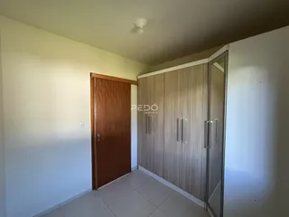 Interior de um cômodo com armário embutido e piso de cerâmica.