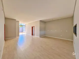 Vista de um corredor interno de uma residência em Lajeado.