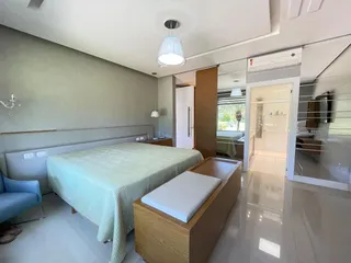 Quarto com cama grande e decoração simples.
