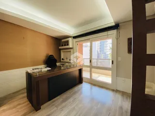 Ambiente interno de uma sala com piso de madeira e porta de vidro.