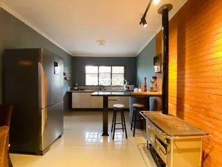 Interior de uma cozinha e sala de jantar em um imóvel no Brasil.