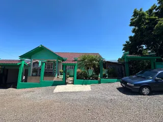 Fachada de uma casa com estrutura verde em Lajeado, Brasil.