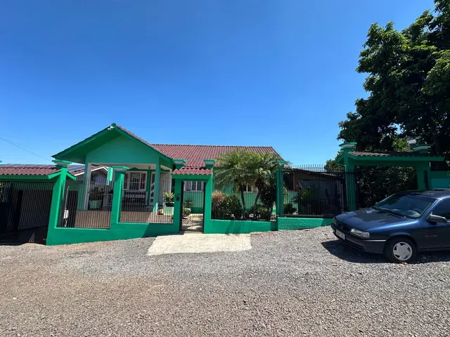 Fachada de uma casa com estrutura verde em Lajeado, Brasil.