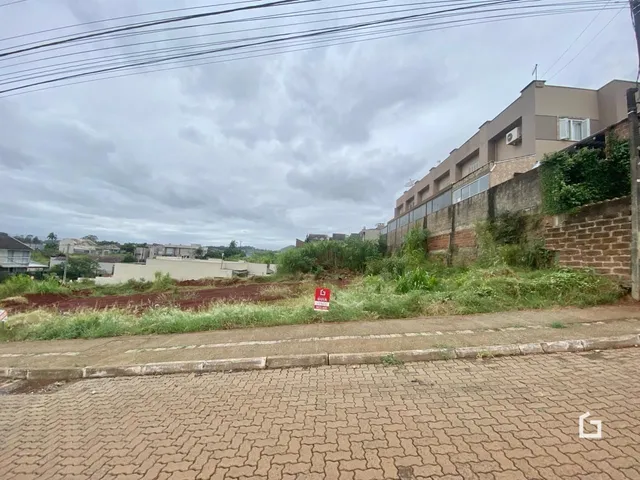 Vista da fachada de uma residência em Lajeado, Brasil, com vegetação ao redor.