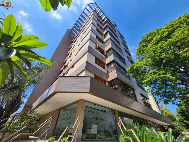 Fachada de um prédio residencial em Lajeado, Brasil, com vários andares e varandas.