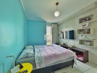 Quarto com paredes azul claro e cama de casal em um apartamento.