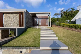 Fachada moderna de uma residência com jardim e escadaria em Lajeado, Brasil.