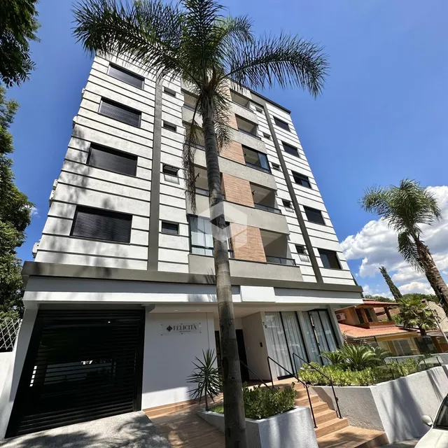 Fachada de um edifício residencial em Lajeado, Brasil, com paisagismo.