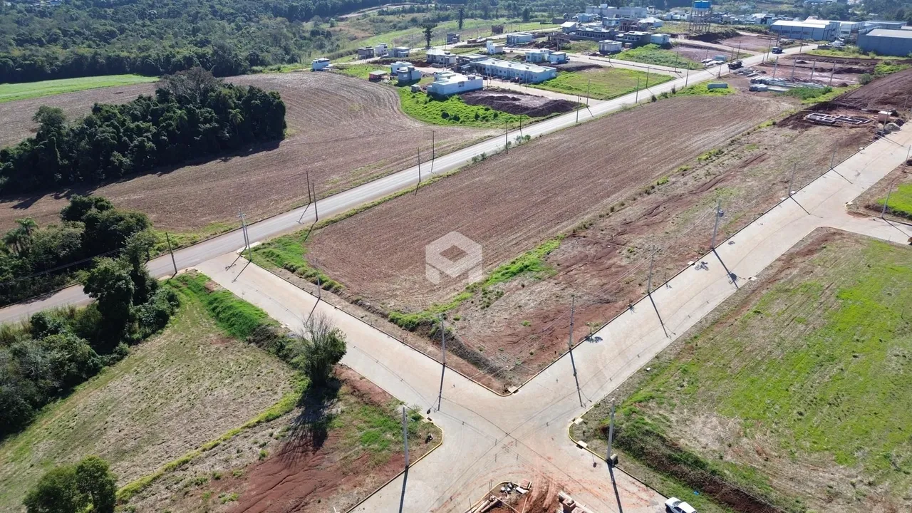 Vista aérea de um terreno com campos e estradas no interior de Lajeado.