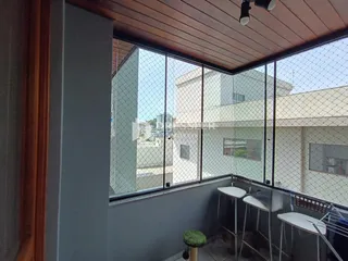Vista da sala de estar com acesso a uma varanda.
