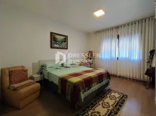Quarto com cama e janela em um imóvel.