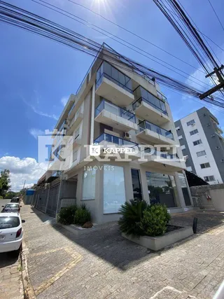 Fachada de um prédio residencial em Lajeado, Brasil, com múltiplos andares e janelas.