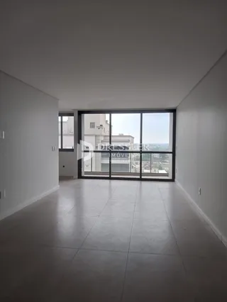 Esta é uma foto de um ambiente interno com piso claro e grandes janelas.