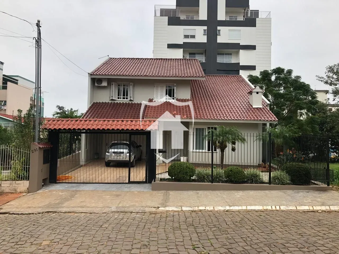 Casa com 4 dormitórios, foto 1
