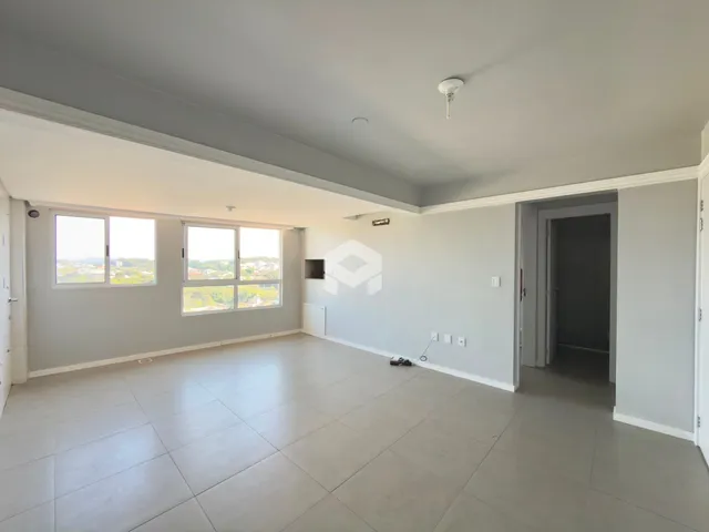 Sala de estar ampla com piso de cerâmica e janelas voltadas para a paisagem.